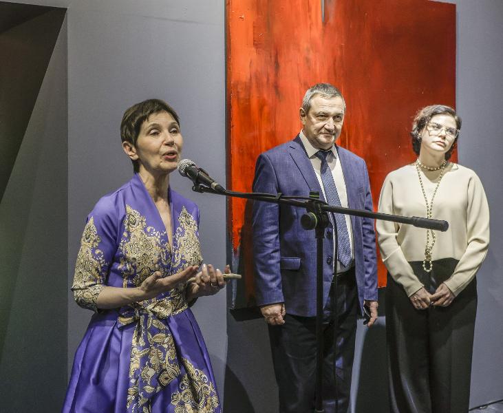 Кураторская экскурсия с Ольгой Толстой по выставке «Человек-жизнь-вселенная. Контраст сопоставлений» 