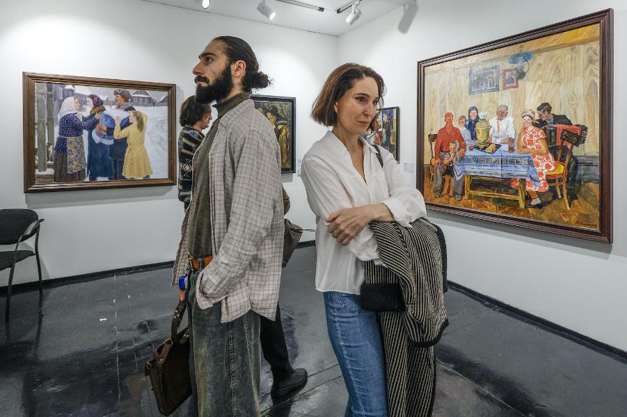 Экскурсия по выставке «Человек-жизнь-вселенная. Контраст сопоставлений»