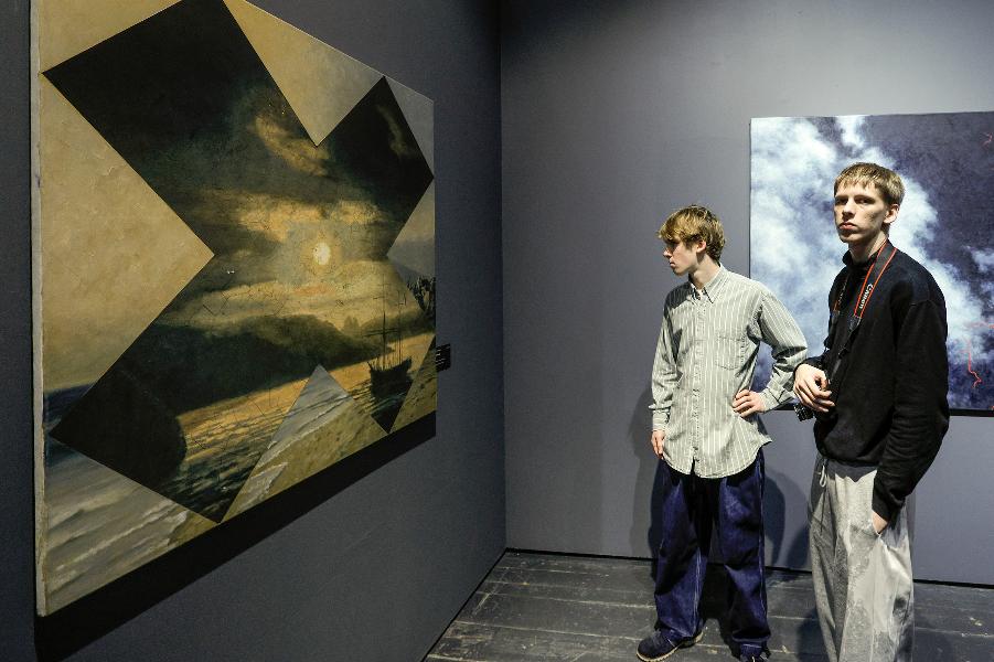 Авторская экскурсия по двум выставкам: «Фрагменты эпох» и «Человек-жизнь-вселенная. Контраст сопоставлений»