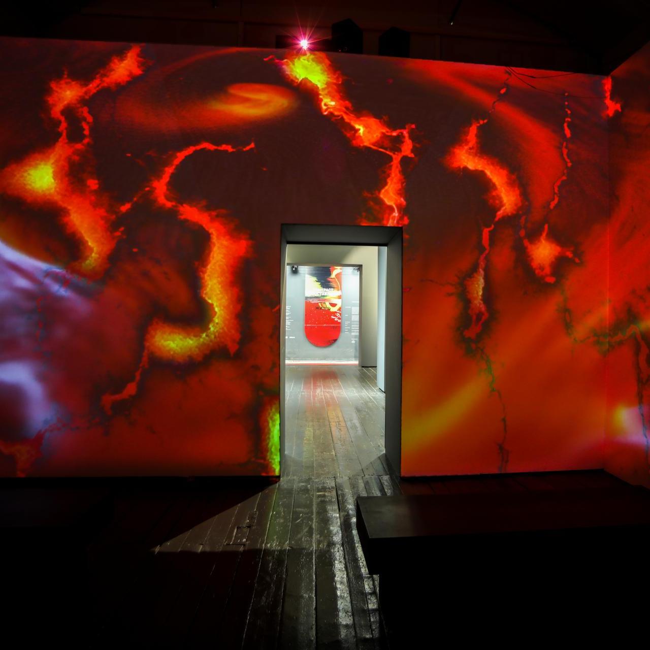 Кураторская экскурсия с Руфиной Амирхановой по выставке «Человек-жизнь-вселенная. Контраст сопоставлений»