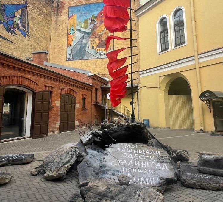 ВО ДВОРЕ МИСП ОТКРЫЛАСЬ ИНСТАЛЛЯЦИЯ «ПАМЯТЬ. ПОЛЕТ. ПОБЕДА» К 80-ЛЕТИЮ ПОБЕДЫ В ВЕЛИКОЙ ОТЕЧЕСТВЕННОЙ ВОЙНЕ