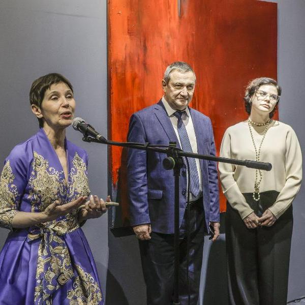 Кураторская экскурсия с Ольгой Толстой по выставке «Человек-жизнь-вселенная. Контраст сопоставлений» 