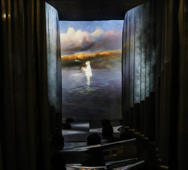 Кураторская экскурсия с Ольгой Толстой по выставке «Человек-жизнь-вселенная. Контраст сопоставлений» 