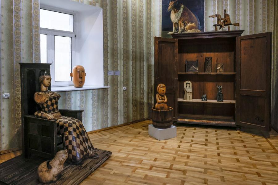 Экскурсия по выставке «Фрагменты эпох» для посетителей серебряного возраста