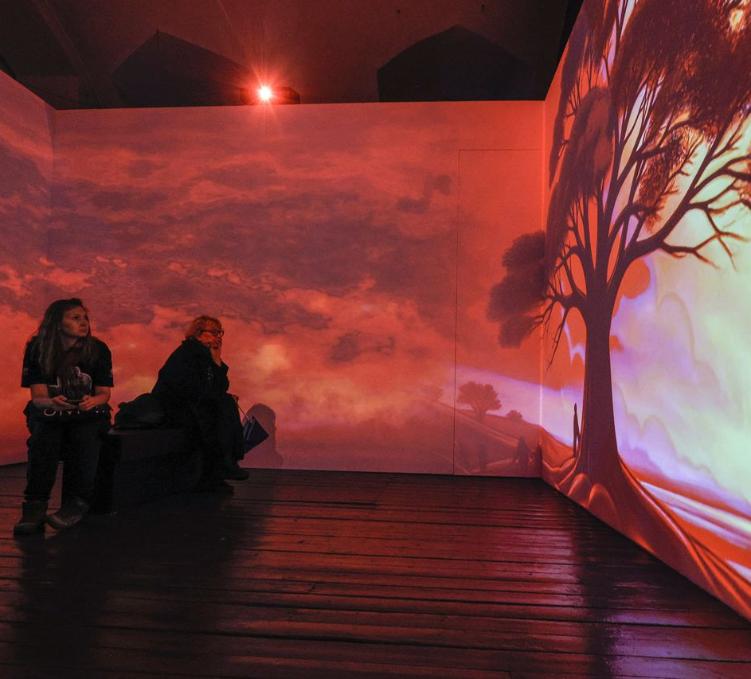 Экскурсия по выставке «Человек-жизнь-вселенная. Контраст сопоставлений» для посетителей серебряного возраста