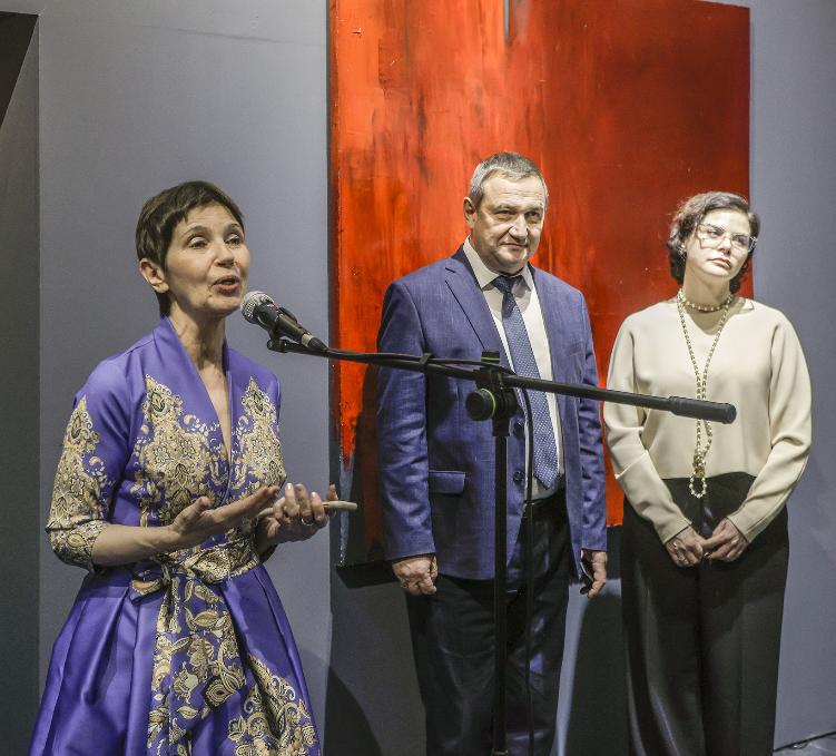 Кураторская экскурсия с Ольгой Толстой по выставке «Человек-жизнь-вселенная. Контраст сопоставлений» 