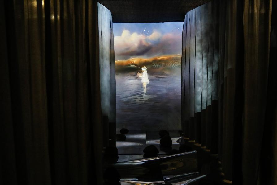 Кураторская экскурсия с Ольгой Толстой по выставке «Человек-жизнь-вселенная. Контраст сопоставлений» 