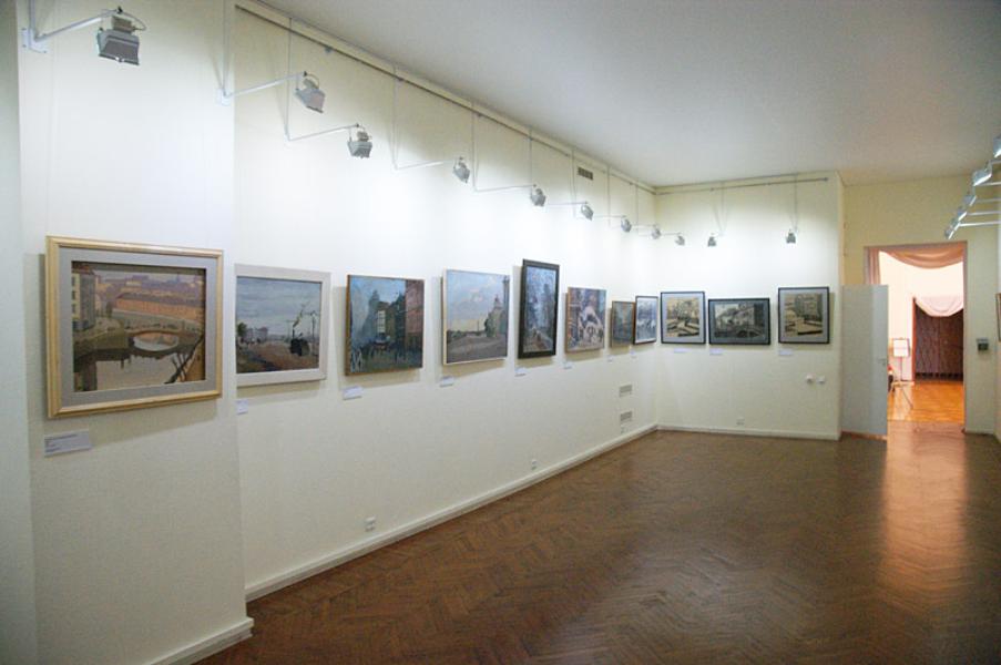 Часть экспозиции с представленными работами из собрания МИСП